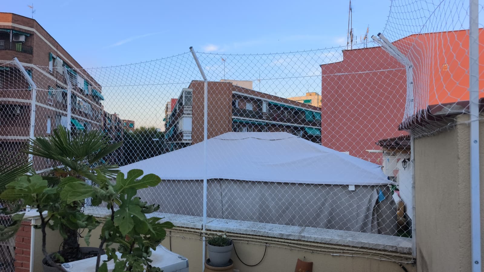 Estructura metálica con postes de acero sosteniendo la malla de protección sobre una cubierta